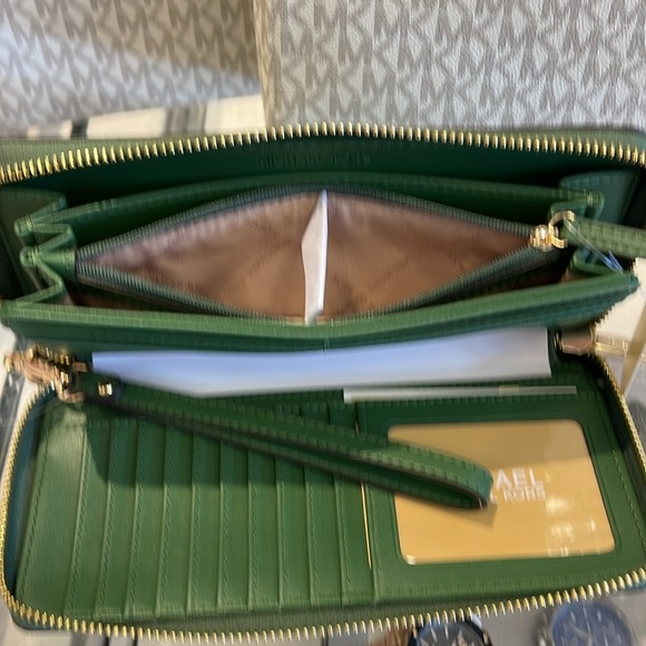 Michael Kors Giftables Lg ZA Continental Wallet Phone Holder Wristlet Fern Green - Picture 10 of 16